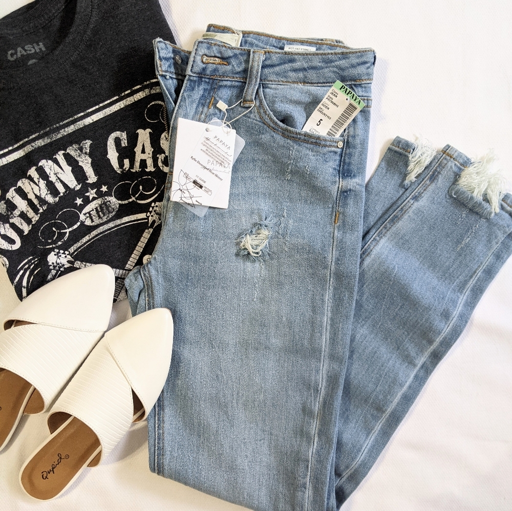 ❌SOLD❌ NWT Papaya Lightly Distressed Jeans